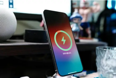 沁阳苹果15换屏服务分享用什么充电器给iPhone15充电更好 